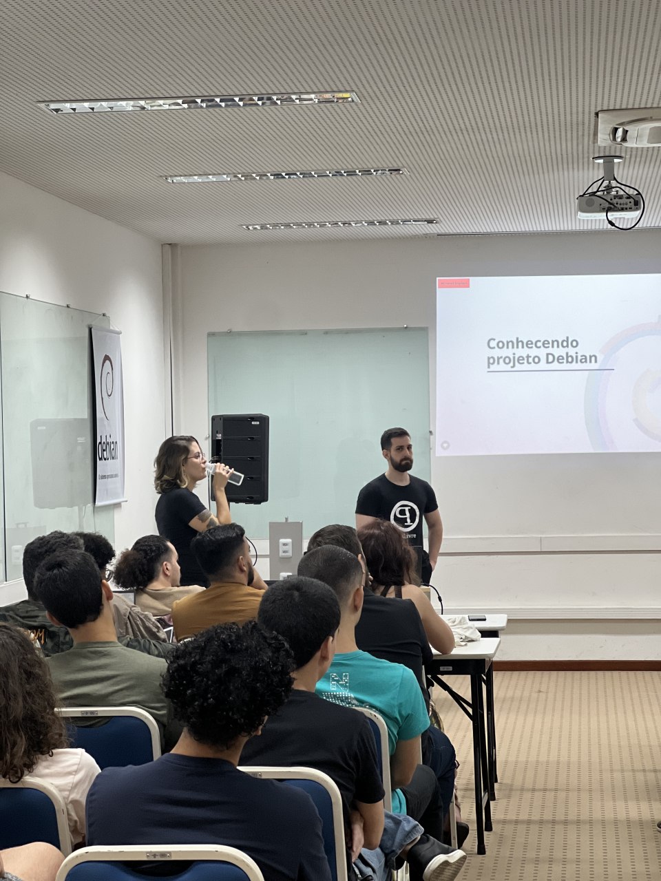 foto da palestra conhecendo projeto Debian